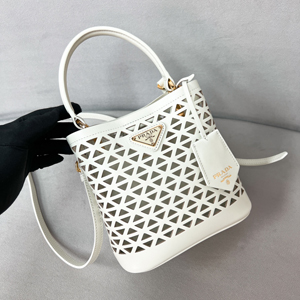 【PRADA】プラダ スーパーコピー パニエ カットアウトモチーフ レザー ミニバッグ ホワイト（1BA217_2CY4_F0009_V_OOO）