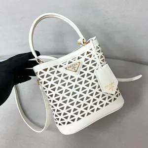 【PRADA】プラダ スーパーコピー パニエ カットアウトモチーフ レザー ミニバッグ ホワイト（1BA217_2CY4_F0009_V_OOO）