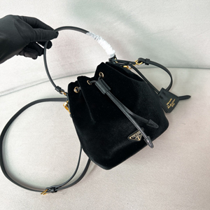 【PRADA】プラダ スーパーコピー プラダ ナッパレザーディテール付 ベルベット ミニバッグ（1BE067_2C7Q_F0002_V_WOM）
