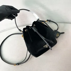 【PRADA】プラダ スーパーコピー プラダ ナッパレザーディテール付 ベルベット ミニバッグ（1BE067_2C7Q_F0002_V_WOM）
