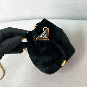 【PRADA】プラダ スーパーコピー ベルベット スーパーミニポーチ ブラック（1NR016_2C7P_F0002）