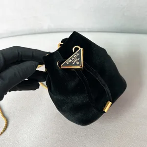 【PRADA】プラダ スーパーコピー ベルベット スーパーミニポーチ ブラック（1NR016_2C7P_F0002）