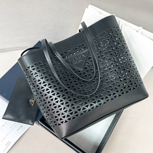 【PRADA】プラダ スーパーコピー ラージブラックパンチングレザー ショッピングバッグ（1BG503_2CY4_F0002_V_OOO）