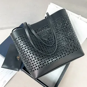 【PRADA】プラダ スーパーコピー ラージブラックパンチングレザー ショッピングバッグ（1BG503_2CY4_F0002_V_OOO）