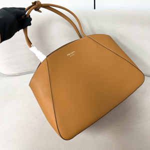 【PRADA】プラダ スーパーコピー ラージ ソフトグレインレザー トートバッグ キャメル（1BG510_2CYS_F03BH_V_OOO）
