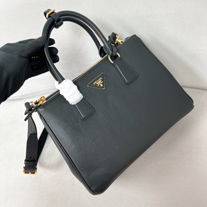 【PRADA】プラダ スーパーコピー プラダ ガレリア ラージ ソフトグレインレザー バッグ ブラック （1BA274_2CYS_F0002_V_YO0）