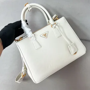 【PRADA】プラダ スーパーコピー プラダ ガレリア ラージ ソフトグレインレザー バッグ ホワイト（1BA274_2CYS_F0009_V_YO0）