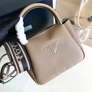 【PRADA】プラダ スーパーコピー ヴィッテロダイノソフトレザー スモール ハンドバッグ サンド（1BC145_2DKV_F02YP_V_3OO）