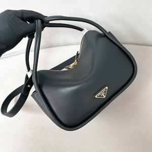 【PRADA】プラダ スーパーコピー プラダ ダーリン ソフトグレインレザー ハンドバッグ  ブラック（1BA451_2CYS_F0002_V_OVO）