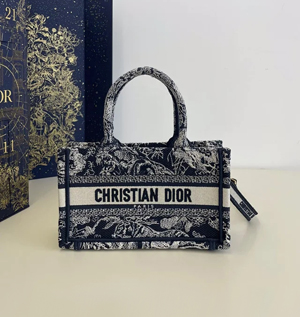 ディオール スーパーコピー 2024年夏の新作 Dior Book Tote バッグ ミニ ダークブルータイガー刺繍 ショルダーバッグ（S5573CRGO_M928）