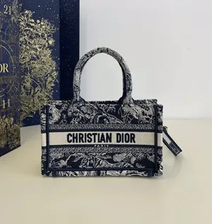 ディオール スーパーコピー 2024年夏の新作 Dior Book Tote バッグ ミニ ダークブルータイガー刺繍 ショルダーバッグ（S5573CRGO_M928）
