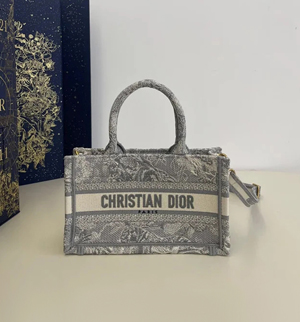 ディオール スーパーコピー 2024年夏の新作 Dior Book Tote バッグ ミニ グレータイガー刺繍 ショルダーバッグ（S5573CRGO_M932）