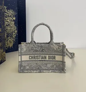 ディオール スーパーコピー 2024年夏の新作 Dior Book Tote バッグ ミニ グレータイガー刺繍 ショルダーバッグ（S5573CRGO_M932）