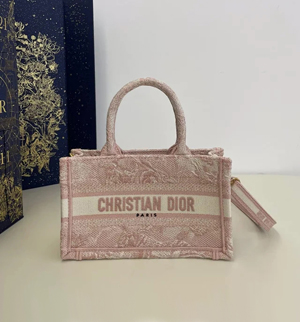 ディオール スーパーコピー 2024年夏の新作 Dior Book Tote バッグ ミニ ピンクタイガー刺繍 ショルダーバッグ（S5573CRGO_M912）