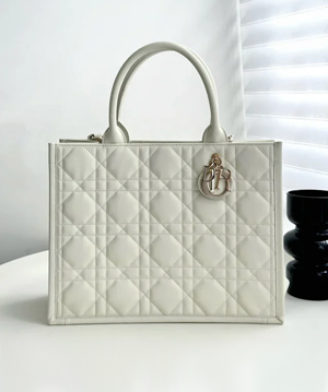 ディオール スーパーコピー Dior Book Tote バッグ ミディアム マクロカナージュ カーフスキン（M1324OWHP_M030）