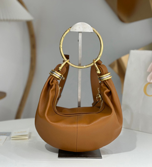 【Chloé】クロエ スーパーコピー グレインレザー製BRACELETスモールホーボーバッグ ブラウン（CHC24AS611N7226M）