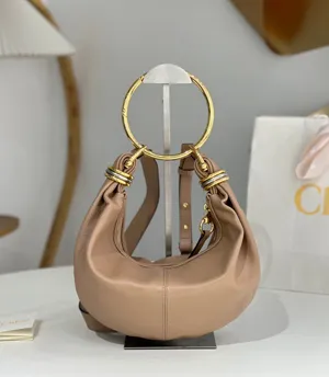 【Chloé】クロエ スーパーコピー グレインレザー製BRACELETスモールホーボーバッグ ウッドローズ（CHC24AS611N72527）