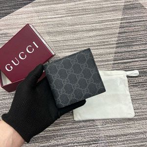 GUCCI グッチ  GGエンブレム 二つ折りウォレット ブラック 821206