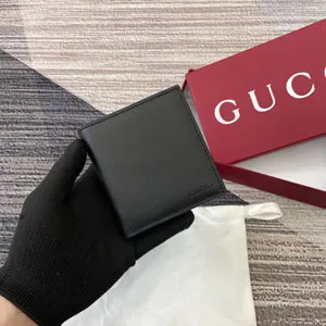 GUCCI グッチ GGエンブレムシリーズのエンボス二つ折り財布 ブラック ?818949