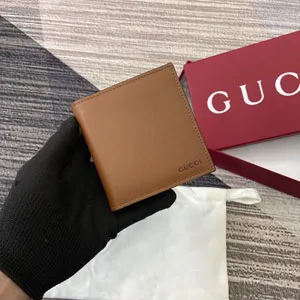 GUCCI グッチ GGエンブレムシリーズのエンボス二つ折り財布 ブラウン ?818949