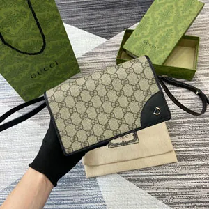 GUCCI グッチ GGエンブレム レザーストラップ ウォレット ベージュ＆ブラック 820688