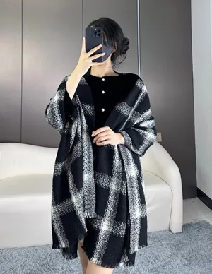 シャネル 黒と白のチェック柄ショール スカーフ（CHANEL 035）