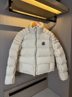 Moncler x Raxxy Dofa オフホワイトカップルズ ショートファンタジー ステップダウンジャケット セレブスタイル(I20961A00011M3485999)