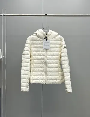 モンクレール イゲ レディース ホワイト ショート丈 フード付き ダウンジャケット ウォーム＆スリムフィット (K10931A00004597YF)