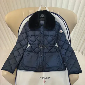 MoncIer Cygne レディース ネイビー ショートダウンジャケット ウォーム＆スリムフィット (K20931A0015654A81)