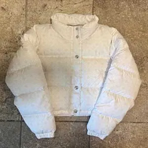 クロムハーツ ホワイト モノグラム クロップド パファー ダウン ジャケット（Chrome Hearts 0004）