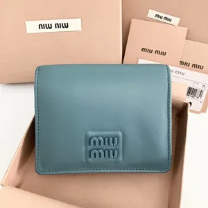 ミュウミュウ ロゴ コンパクト レザー二つ折り財布 マリン（5MV204）