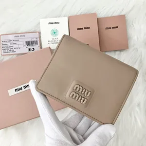 ミュウミュウ ロゴ コンパクト レザー二つ折り財布 カメオ（5MV204）