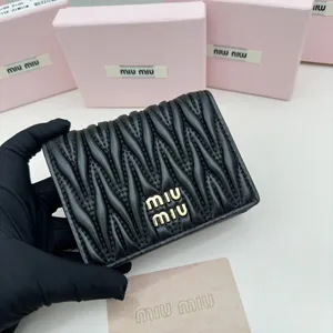 ミュウミュウ マテラッセレザー 折り財布 ブラック（5MV204）