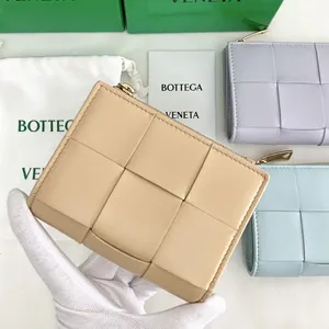 ボッテガヴェネタ コンパクト二つ折りファスナーイントレチャートウォレット スキントーン（651381）