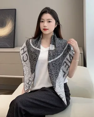 シャネル「シャネル ランドマーク」ブラック＆ホワイト シルク スクエアスカーフ 90x90cm（Chanel0004）