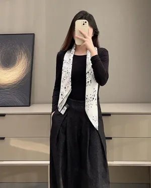 シャネル「ココ スター ストーリー」ホワイト シルク スクエアスカーフ 90x90cm（Chanel0009）