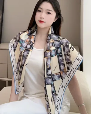 シャネル「タイムカプセル」ベージュ シルクスカーフ 90x90cm（Chanel0023）