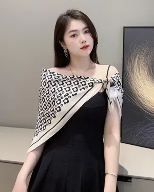 シャネル「CC カメリア」ベージュ シルクスカーフ 90x90cm（Chanel0043）