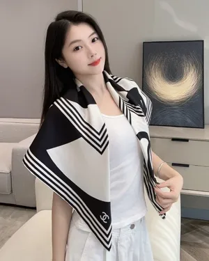 シャネル ブラック＆ホワイト ダブルCロゴ シルクスカーフ 90x90cm（Chanel0067）