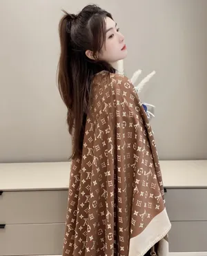 ルイヴィトン「モノグラムエンブレースポンチョ」ブラウン/ベージュ ウールショール 137×152cm（M77382）