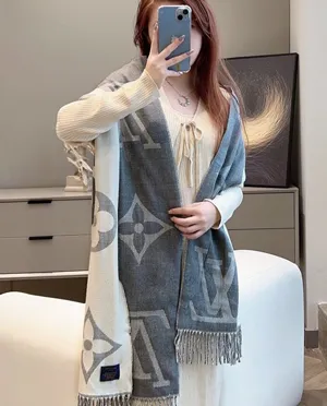 ルイヴィトン「エシャルプモノグラムキャピタル」グレー/ホワイト リバーシブル カシミヤ マフラー 45×190cm（M73455）