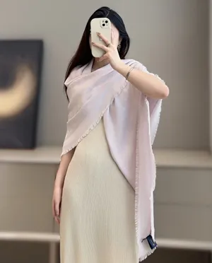 ルイヴィトン「モノグラムクラシック」ムーングレー シルクショール 140×140cm（M78161）