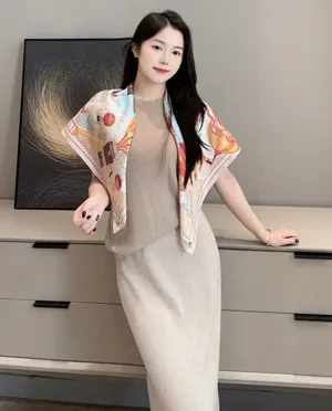 ルイヴィトン「フロムザクラウドスクエア90」ベージュ シルクスカーフ 90×90cm（M96873）