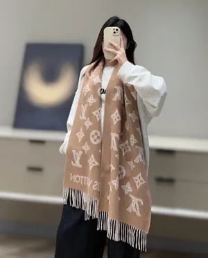 ルイヴィトン「モノグラムシャドウ」ブラウン ウール ロングマフラー 40×186cm（M79187）
